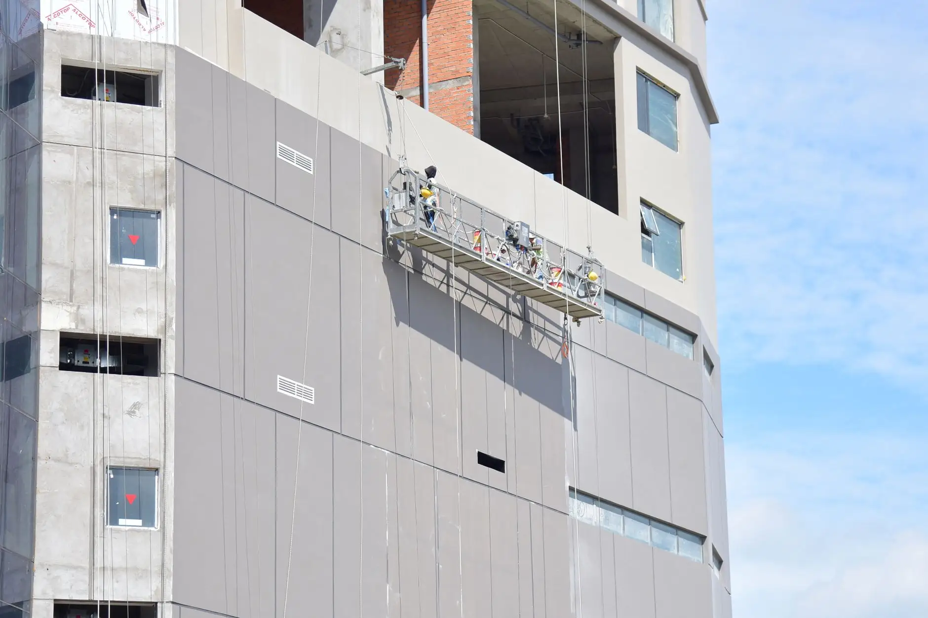 长治建筑设备租赁：脚手架与吊篮搭配使用的成本优化方案正文配图 1